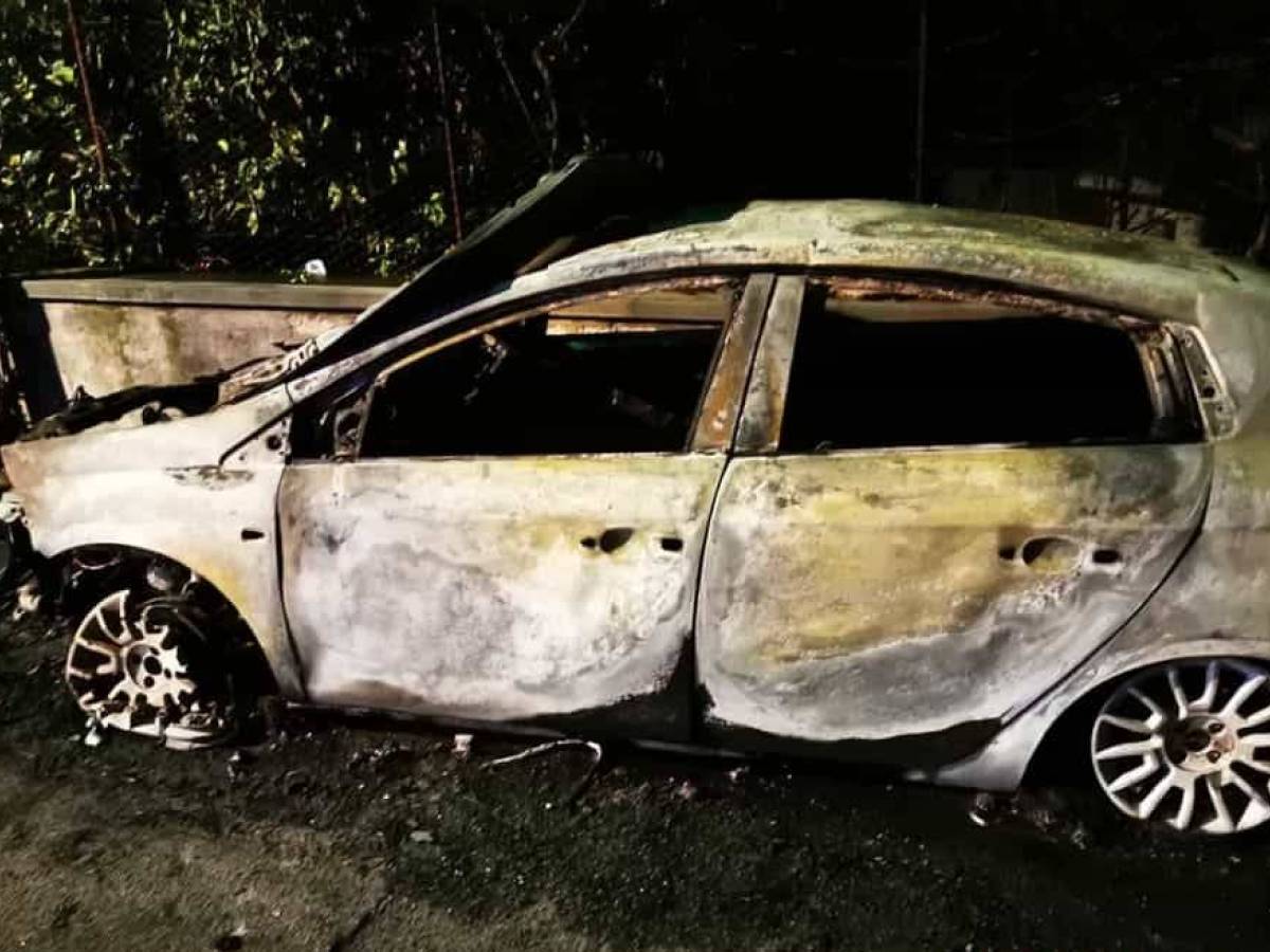 Notte di fuoco a Milano: 11 auto bruciate. È caccia al piromane